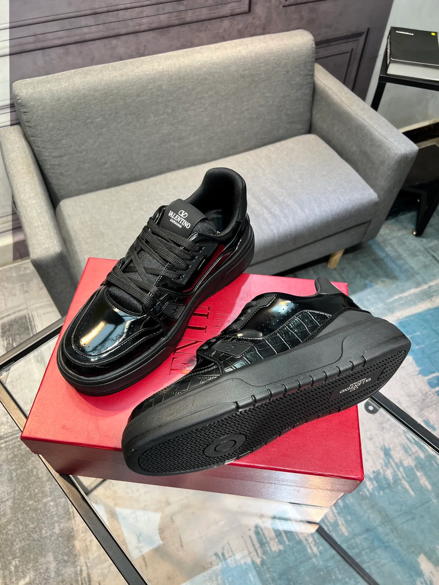 Men's men's shoes 💰660 𝑽𝒂𝒍𝒆𝒏𝒕𝒊𝒏𝒐 Valentino 𝑶𝒏𝒆𝑺𝒕𝒖𝒅 Couple's sneaker series Valentino 2025 latest couple's sneakers, celebrity style, hot sale. The original ZP was purchased and dismantled. Repeated pattern making and modification. I strive to restore the original version 1:1! Top luxury masterpiece, soft and comfortable, combining fashion and leisure, bringing excellent elegant texture and excellent on-foot comfort. Top purchase version upper: imported calfskin surface/original oil edge craftsmanship. Inner: water-dyed cowhide lining. Outsole: original development 𝐓𝐏𝐔 two-color combination outsole. Packaging: original configuration complete package. Code number: 35-44 yards. 34.45 can be customized. Can be customized (self-labeled-no label) order.
